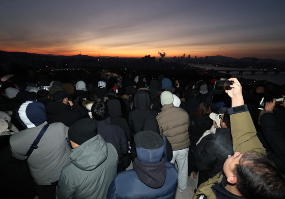 일출 기다리는 시민둘