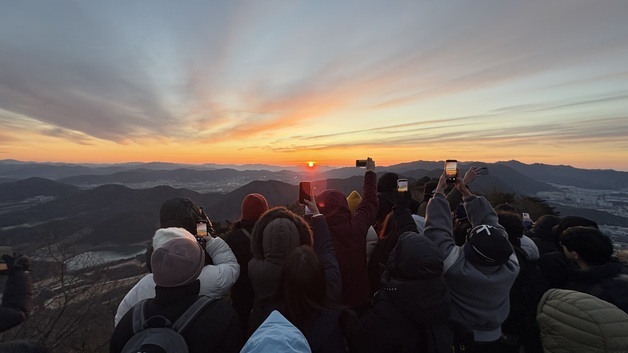 "새해 모두가 행복해졌으면"…경남 일출 명소 구름 인파