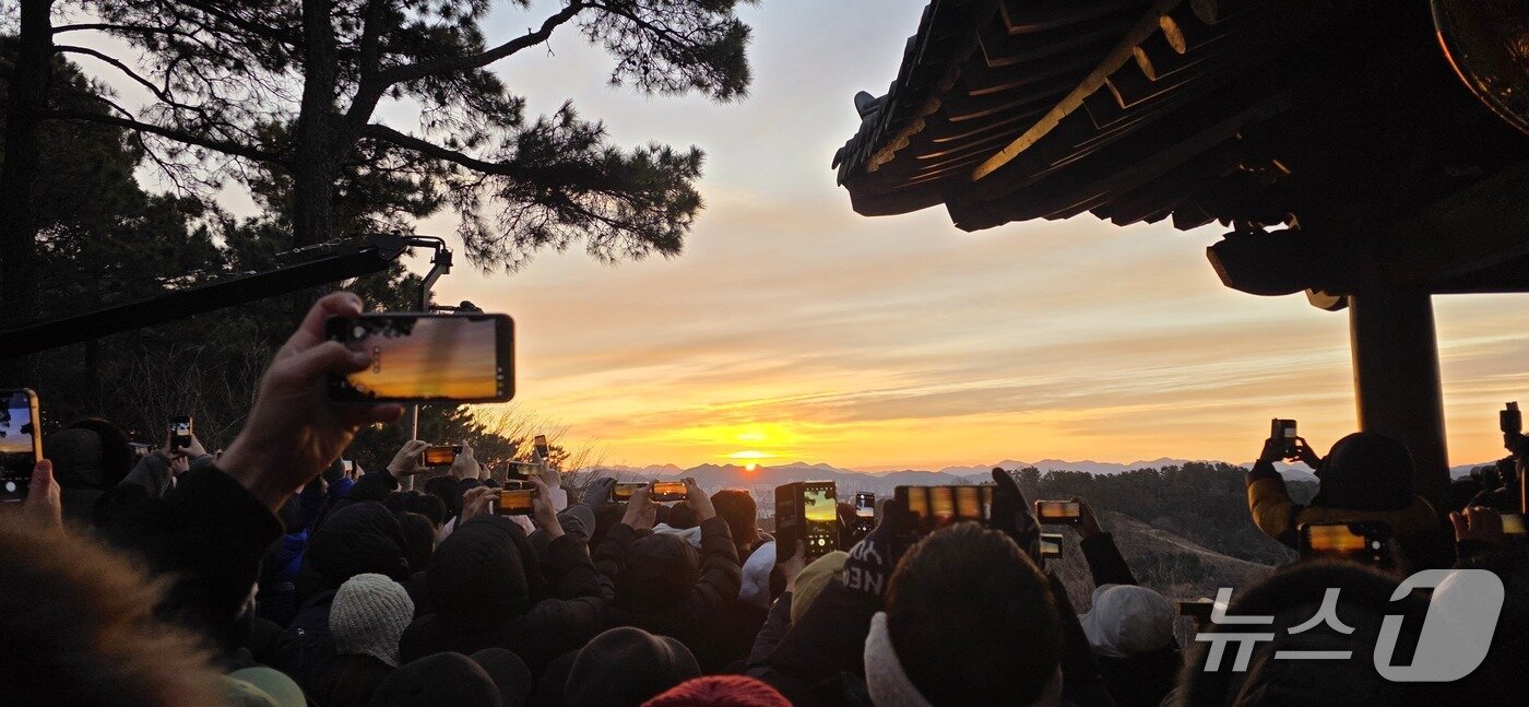 본문 이미지 - 1일 진주시 비봉산 대봉정 일원에 모인 지역민들이 새해 첫 일출을 감상하고 있다. 2026.1.1/뉴스1 한송학기자