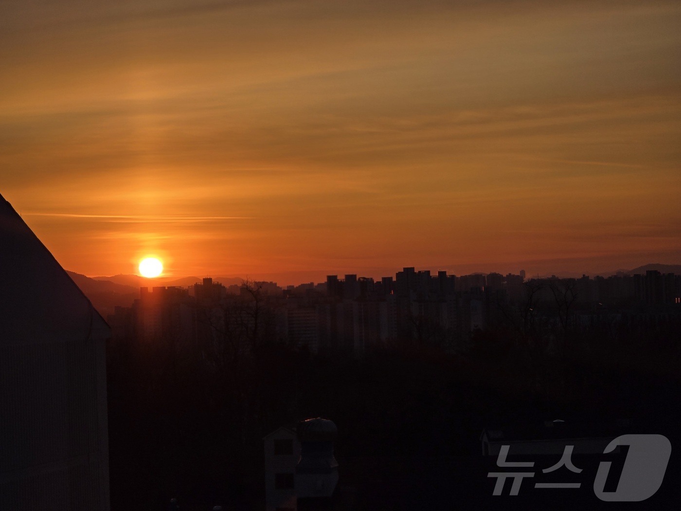 (서울=뉴스1) 황덕현 기후환경전문기자 = 1일 서울 은평구 수색동에서 본 남산 방향으로 2026년 병오년 첫해가 뜨고 있다. 2026.1.1/뉴스1