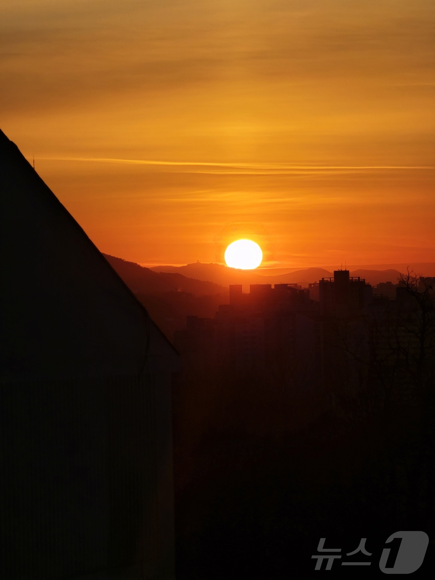 (서울=뉴스1) 황덕현 기후환경전문기자 = 1일 서울 은평구 수색동에서 본 남산 방향으로 2026년 병오년 첫해가 뜨고 있다. 2026.1.1/뉴스1
