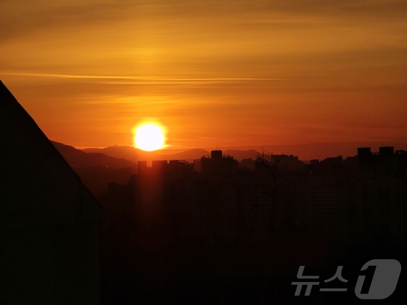 (서울=뉴스1) 황덕현 기후환경전문기자 = 1일 서울 은평구 수색동에서 본 남산 방향으로 2026년 병오년 첫해가 뜨고 있다. 2026.1.1/뉴스1