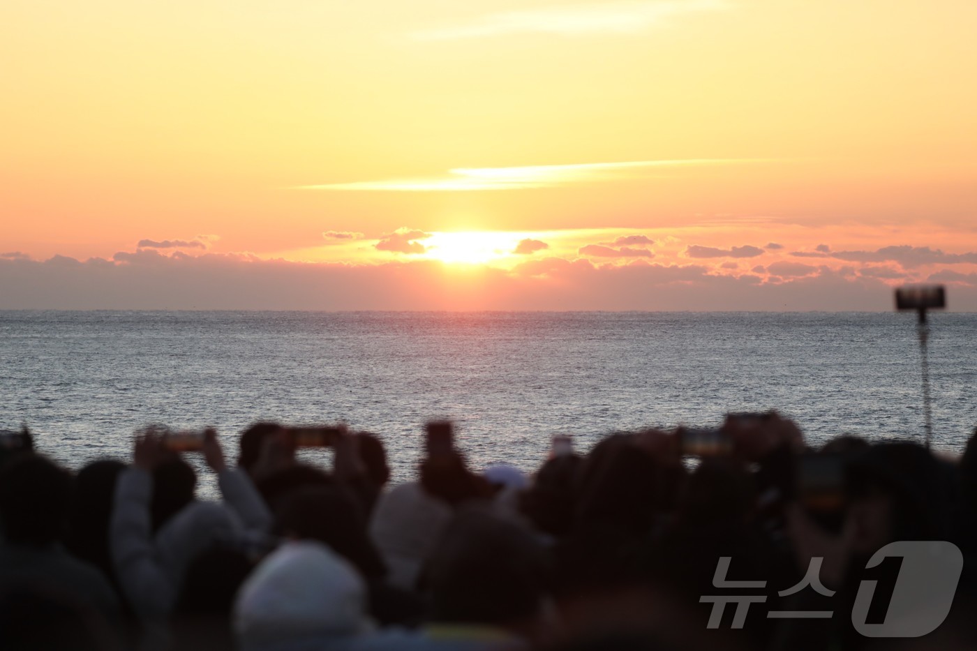 (울산=뉴스1) 김세은 기자 = 1일 오전 울산 울주군 간절곶에서 해맞이 인파가 몰린 가운데 \'붉은 말의 해\' 병오년(丙午年)의 첫 해가 떠오르고 있다.  2026.1.1/뉴스 …