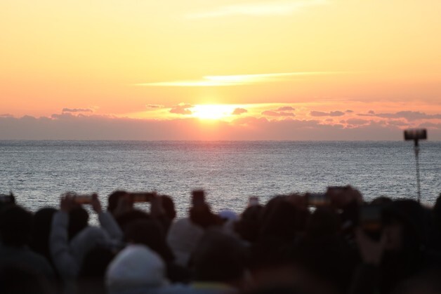 "하는 일 모두 잘되길"…울산 간절곶 병오년 해맞이 구름 인파