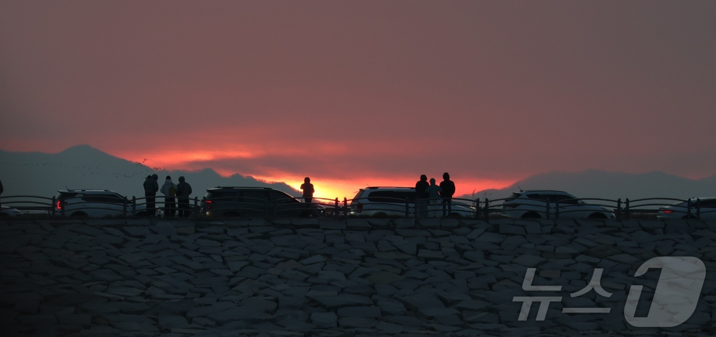 (군산=뉴스1) 유경석 기자 = 2026년 병오년(丙午年) 새해 첫날인 1일 전북 군산시 비응항을 찾은 해돋이 객들이 새해 첫 해를 보기 위해 기다리고 있다. 2026.1.1/뉴스 …