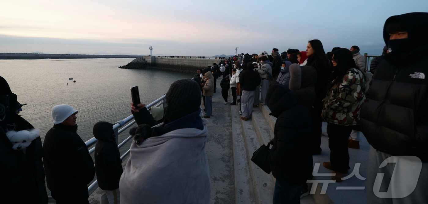 (군산=뉴스1) 유경석 기자 = 2026년 병오년(丙午年) 새해 첫날인 1일 전북 군산시 비응항을 찾은 해돋이 객들이 새해 첫 해를 보기 위해 기다리고 있다. 2026.1.1/뉴스 …