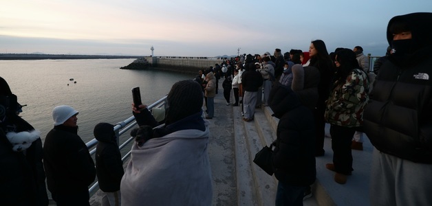 일출 기다리는 해돋이객들