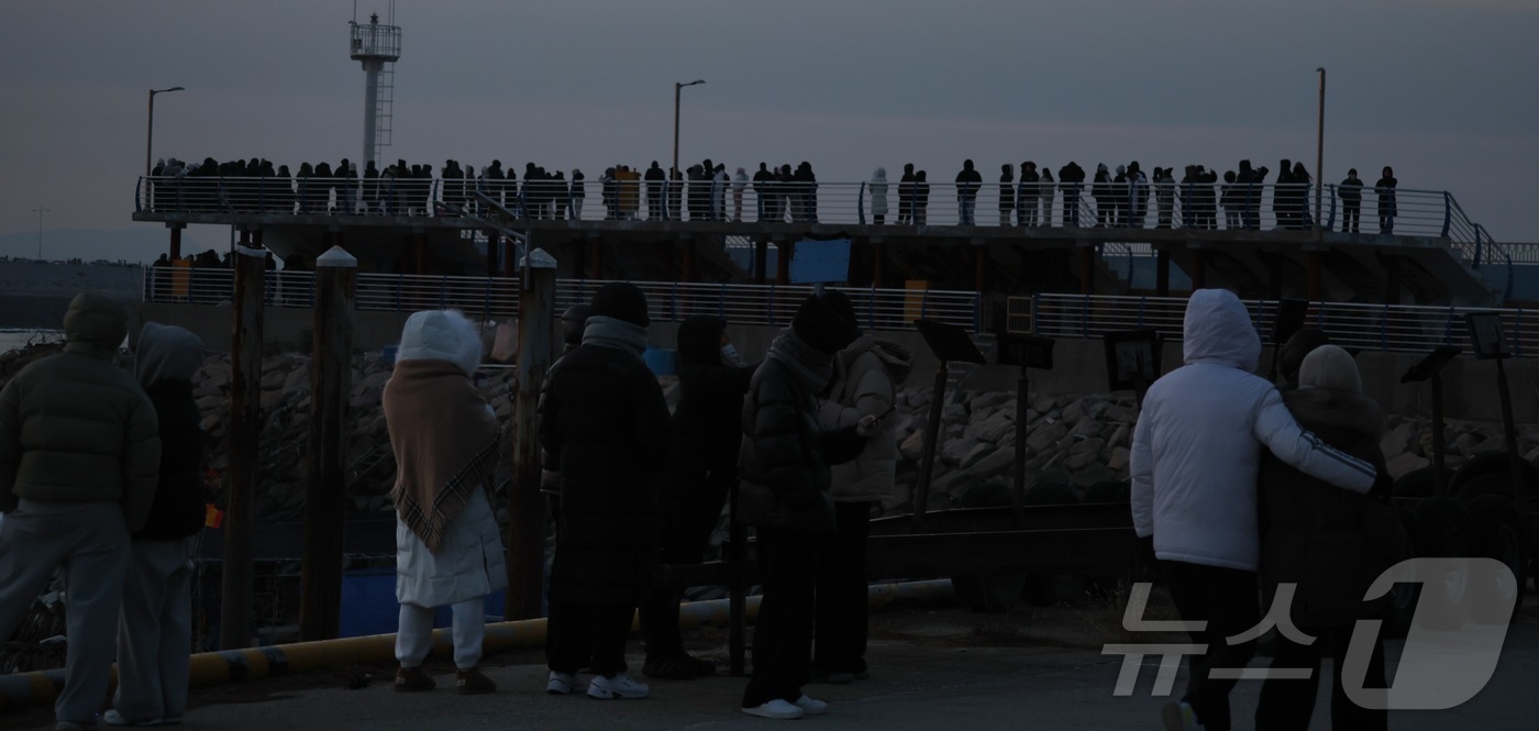 (군산=뉴스1) 유경석 기자 = 2026년 병오년(丙午年) 새해 첫날인 1일 전북 군산시 비응항을 찾은 해돋이 객들이 새해 첫 해를 보기 위해 기다리고 있다. 2026.1.1/뉴스 …