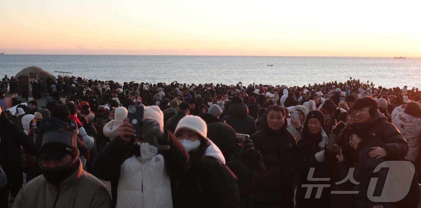 본문 이미지 - 1일 한반도에서 해가 가장 먼저 떠오르는 울산 울주군 간절곶에는 '붉은 말의 해' 병오년(丙午年) 일출을 보기 위한 인파가 운집했다. 2026.1.1/뉴스1 ⓒ News1 김세은 기자
