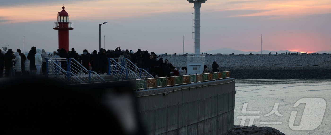 (군산=뉴스1) 유경석 기자 = 2026년 병오년(丙午年) 새해 첫날인 1일 전북 군산시 비응항을 찾은 해돋이 객들이 새해 첫 해를 보기 위해 기다리고 있다. 2026.1.1/뉴스 …