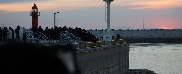 일출 보기 위해 비응항 찾은 해돋이객