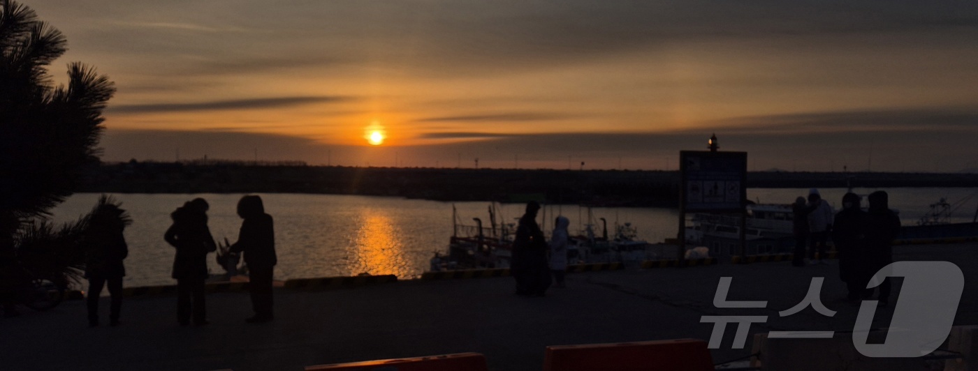 (군산=뉴스1) 유경석 기자 = 2026년 병오년(丙午年) 새해 첫날인 1일 전북 군산시 비응항에서 구름에 가려진 해가 모습을 드러내고 있다. 2026.1.1/뉴스1