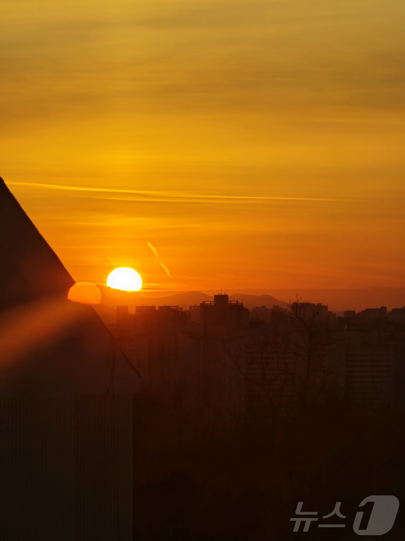 (서울=뉴스1) 황덕현 기후환경전문기자 = 1일 서울 은평구 수색동에서 본 남산 방향으로 2026년 병오년 첫해가 뜨고 있다. 2026.1.1/뉴스1