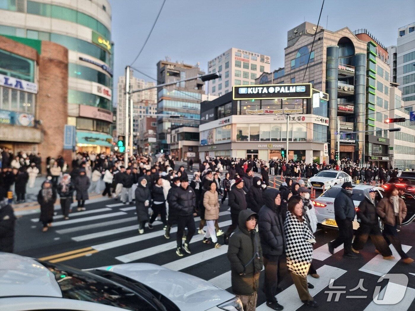 본문 이미지 - 2026년 병오년의 시작인 1일 오전 시민들이 해맞이를 보기 위해 부산 광안리해수욕장으로 가는 모습 .2026.1.1/뉴스1 ⓒ News1 임순택 기자