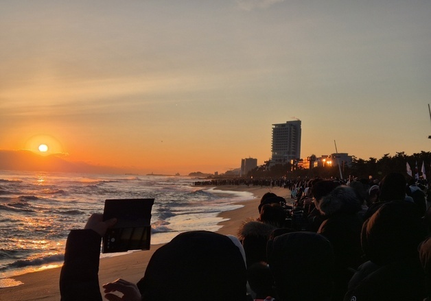 경포에 뜬 '붉은 말의 해'…"힘차게 달리는 한 해 되길" 소원