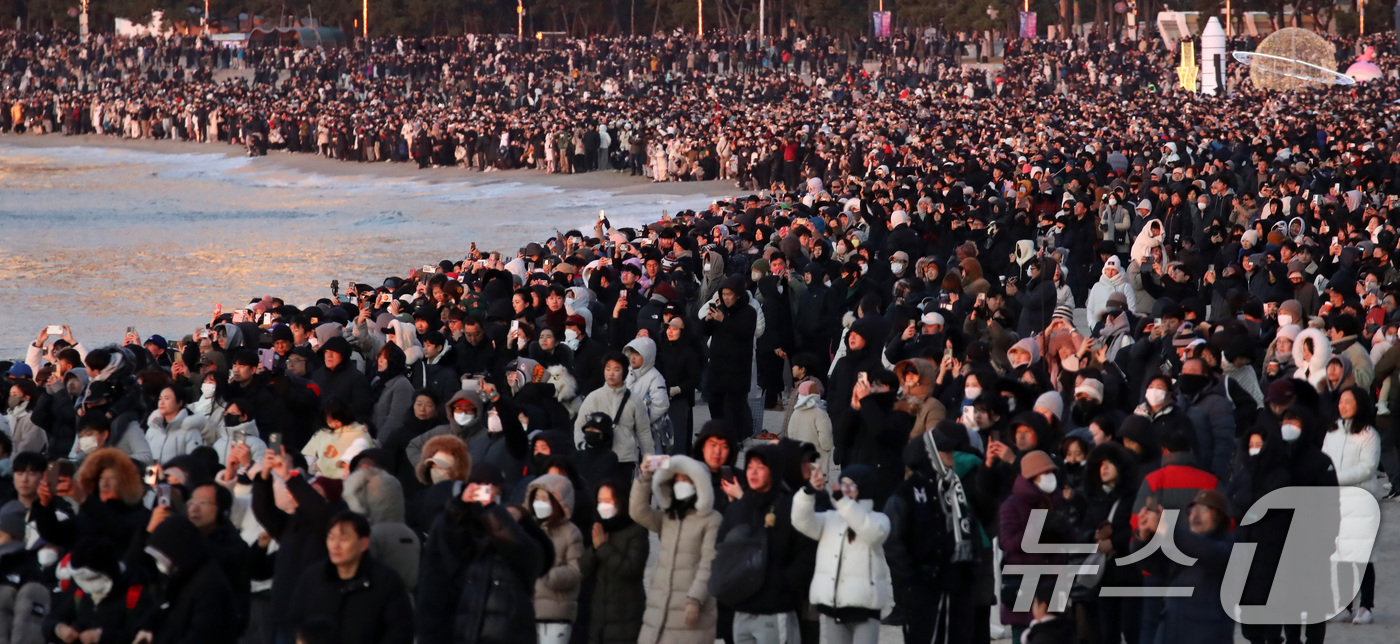 (부산=뉴스1) 윤일지 기자 = 2026년 병오년(丙午年) 새해 첫날인 1일 오전 부산 해운대해수욕장에서 시민들이 새해 첫 해돋이를 감상하고 있다. 2026.1.1/뉴스1
