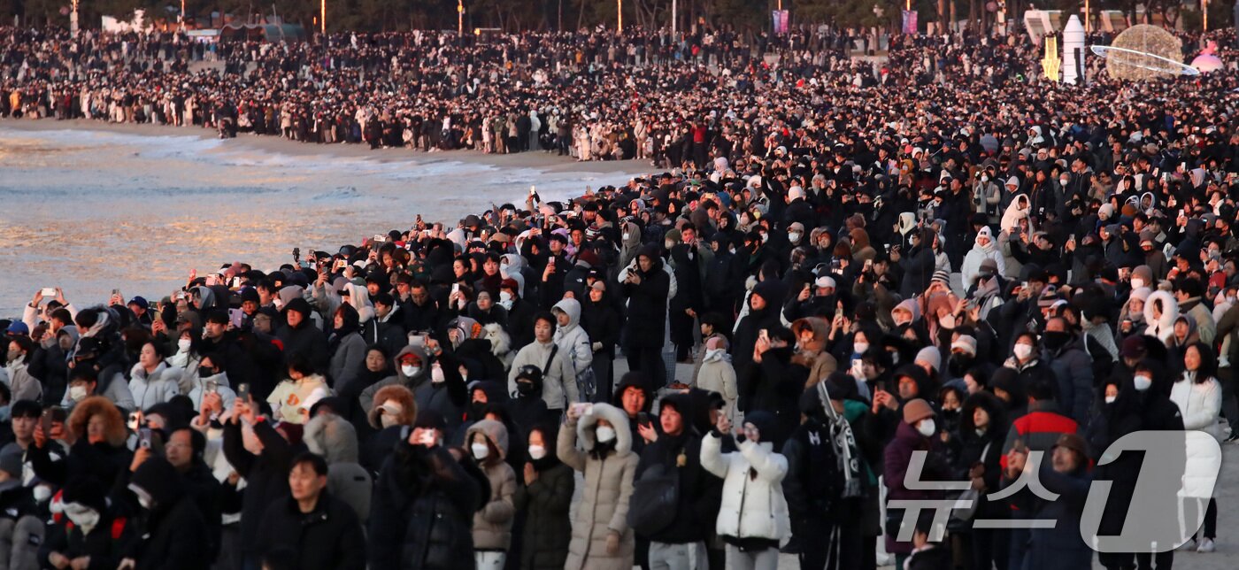 본문 이미지 - 2026년 병오년(丙午年) 새해 첫날인 1일 오전 부산 해운대해수욕장에서 시민들이 새해 첫 해돋이를 감상하고 있다. 2026.1.1/뉴스1 ⓒ News1 윤일지 기자