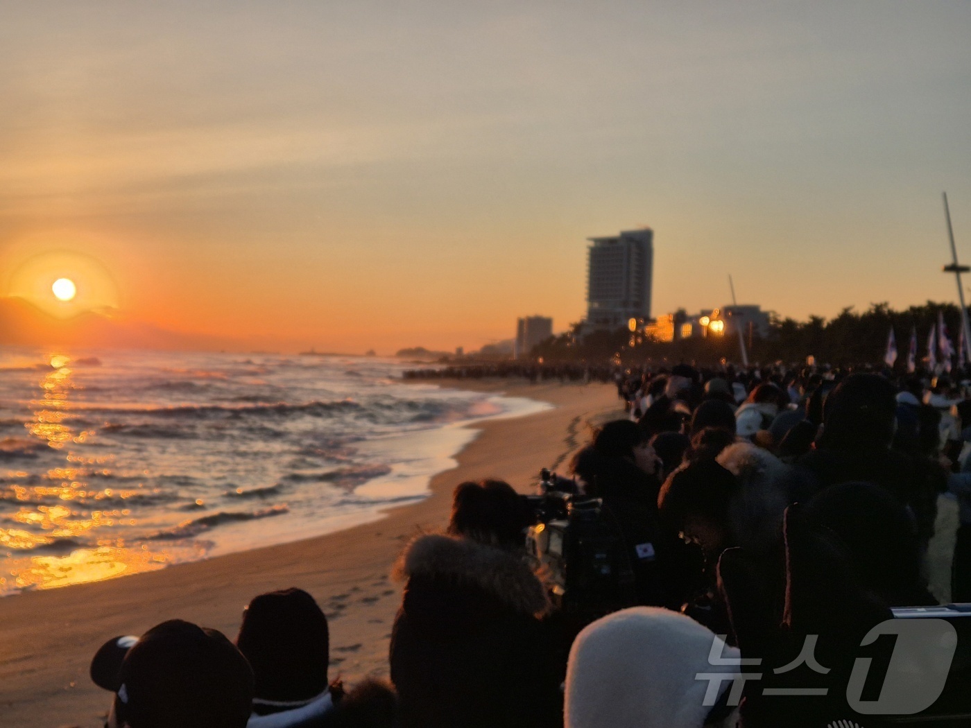 (강릉=뉴스1) 윤왕근 기자 = 2026년 병오년(丙午年) 새해 첫날인 1일 강원 강릉시 경포해변에서 해가 수평선 위로 떠오르자 시민과 관광객들이 스마트폰으로 장관을 담고 있다. …