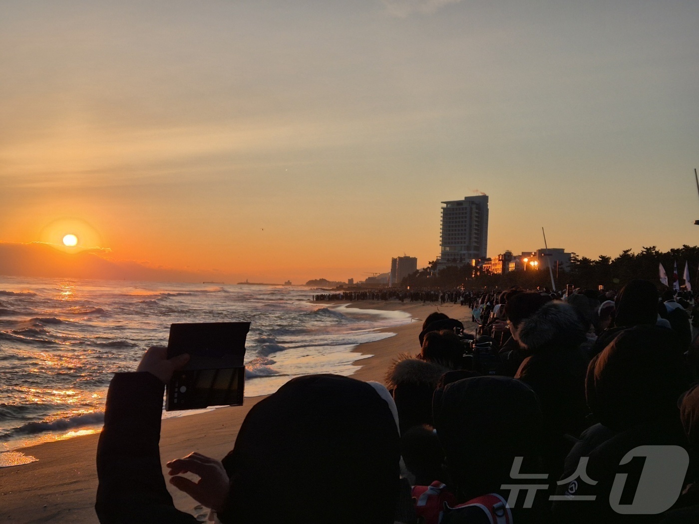 (강릉=뉴스1) 윤왕근 기자 = 2026년 병오년(丙午年) 새해 첫날인 1일 강원 강릉시 경포해변에서 해가 수평선 위로 떠오르자 시민과 관광객들이 스마트폰으로 장관을 담고 있다. …