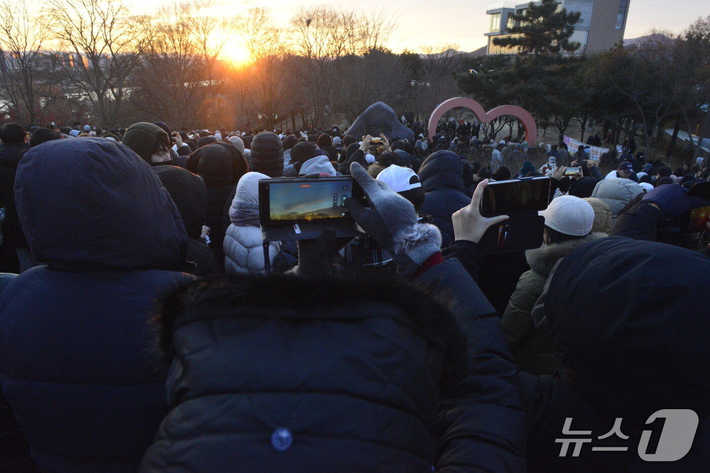 본문 이미지 - 1일 오전 동촌유원지 해맞이공원에 모인 시민들이 병오년 첫 해를 기다리고 있다.2026.1.1/뉴스1 ⓒ News1 이성덕 기자