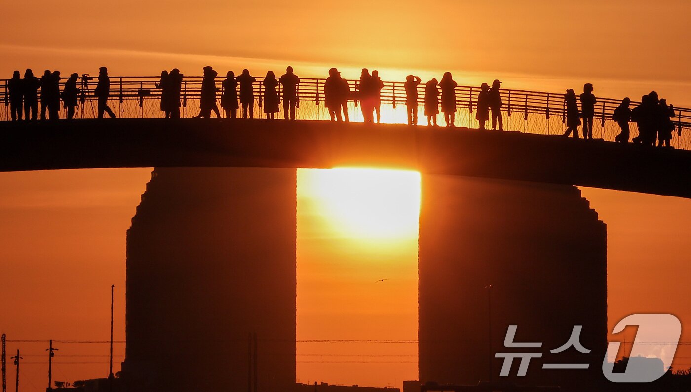본문 이미지 - 2026년 병오년(丙午年) 새해 첫 날인 1일 서울 영등포구 선유도공원 선유교에서 시민들이 첫 일출을 바라보고 있다. 2026.1.1/뉴스1 ⓒ News1 김성진 기자