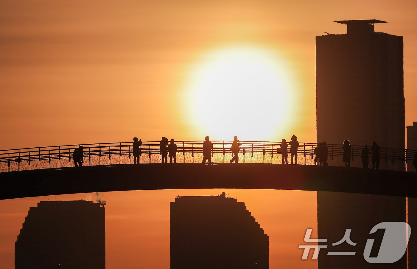 (서울=뉴스1) 김성진 기자 = 2026년 병오년(丙午年) 새해 첫 날인 1일 서울 영등포구 선유도공원 선유교에서 시민들이 첫 일출을 바라보고 있다. 2026.1.1/뉴스1