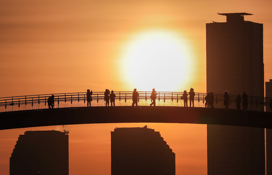 '붉은 말의 해' 떠오르는 첫 일출