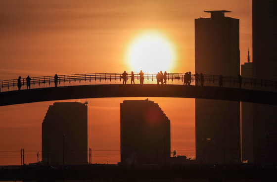'붉은 말의 해' 떠오르는 첫 일출