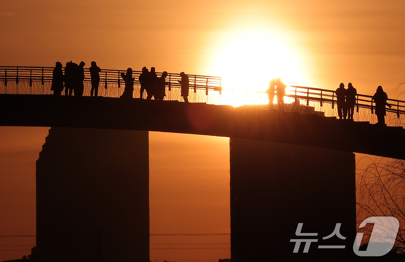 (서울=뉴스1) 김성진 기자 = 2026년 병오년(丙午年) 새해 첫 날인 1일 서울 영등포구 선유도공원 선유교에서 시민들이 첫 일출을 바라보고 있다. 2026.1.1/뉴스1