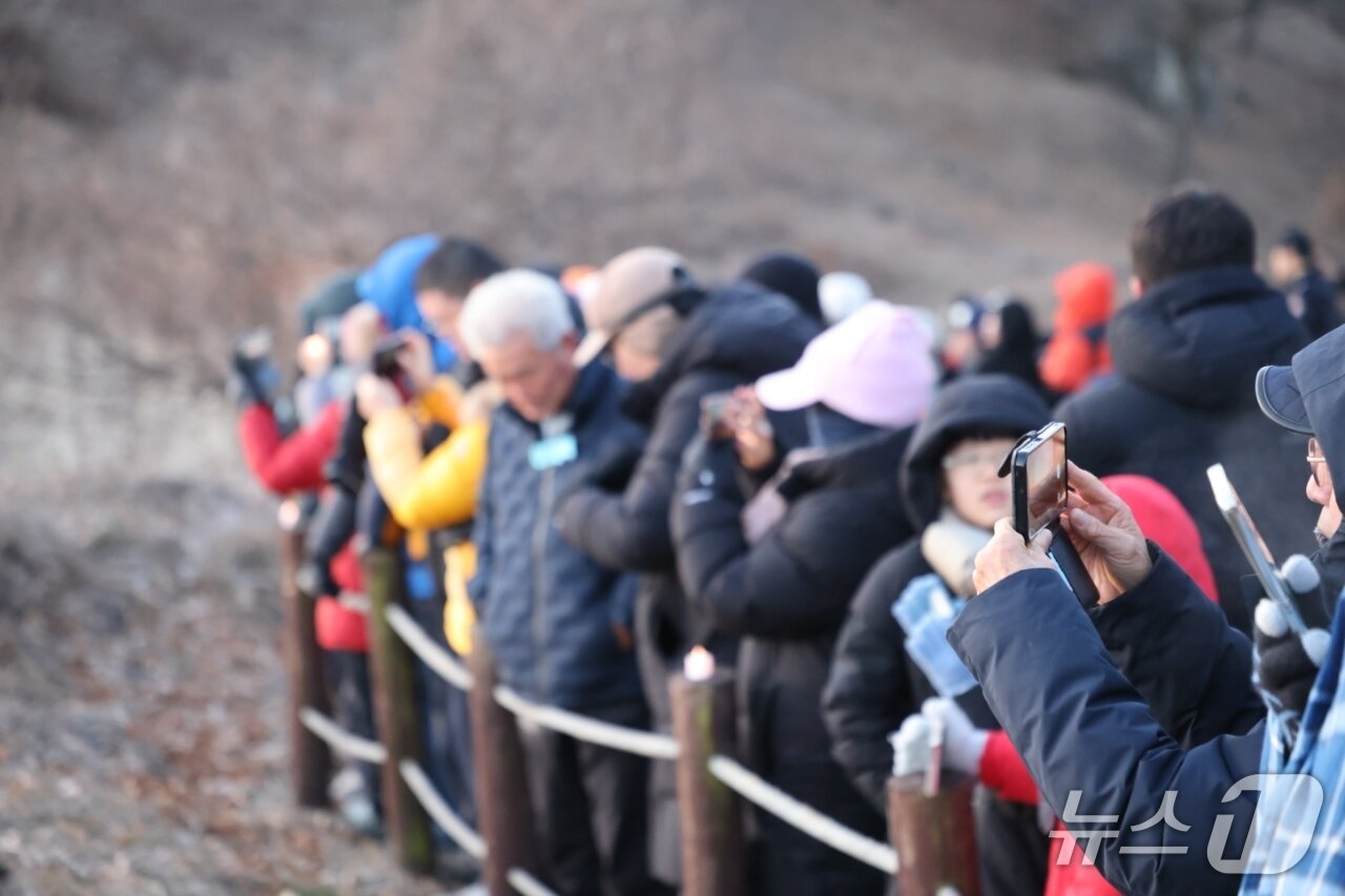 본문 이미지 - 1일 보은군에 있는 철옹성 삼년산성 동쪽 성벽에서 열린 해맞이 행사에 참석한 주민들이 새해 소망과 번영을 기원하고 있다. (보은군 제공. 재판매 및 DB금지) /뉴스1