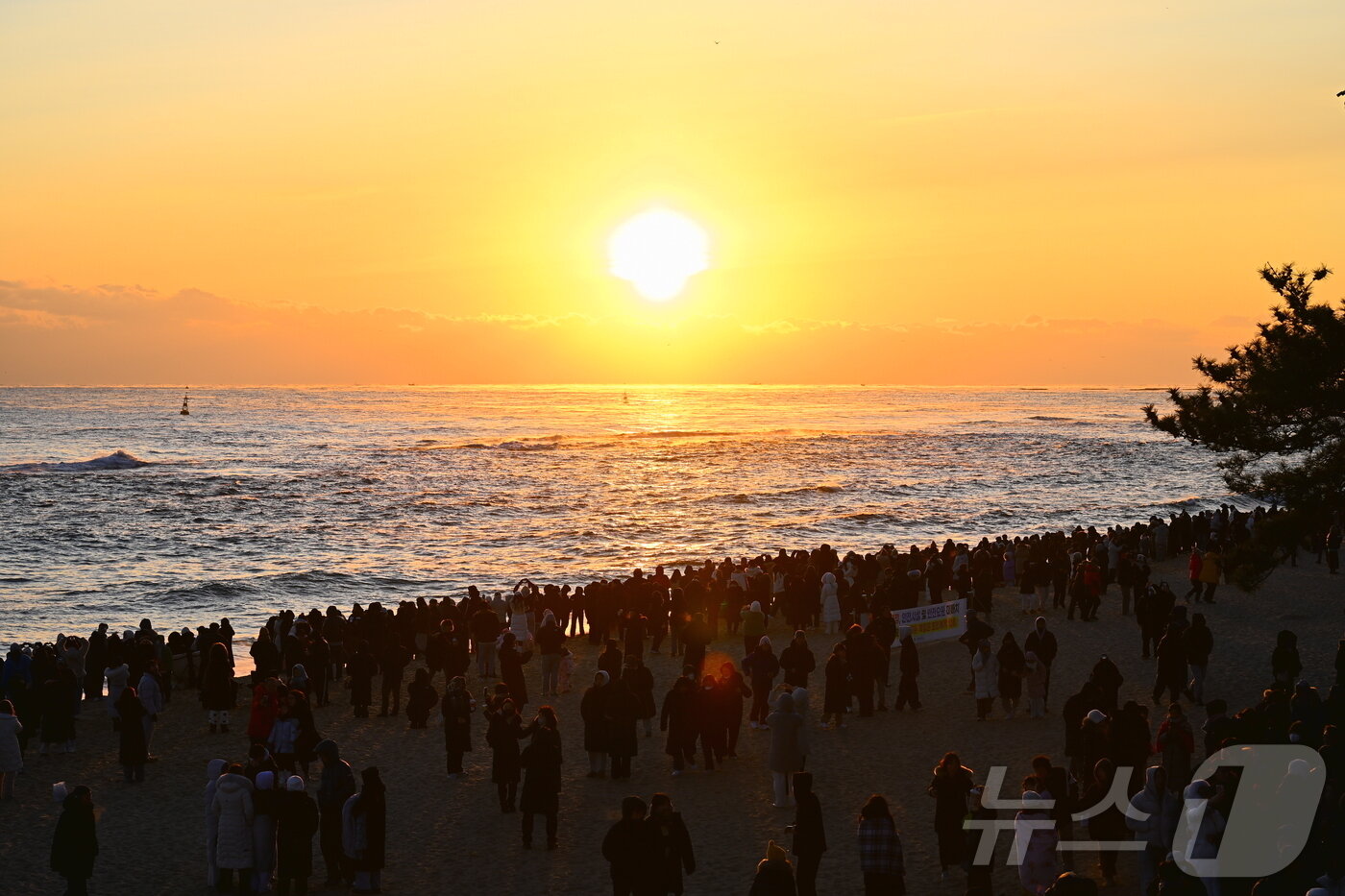 본문 이미지 - 2026년 병오년(丙午年) 새해 첫날인 1일 강원 속초시 속초해변에 올해 첫 해가 떠오르고 있다.(속초시 제공, 재판매 및 DB 금지) 2026.1.1/뉴스1 ⓒ News1 윤왕근 기자