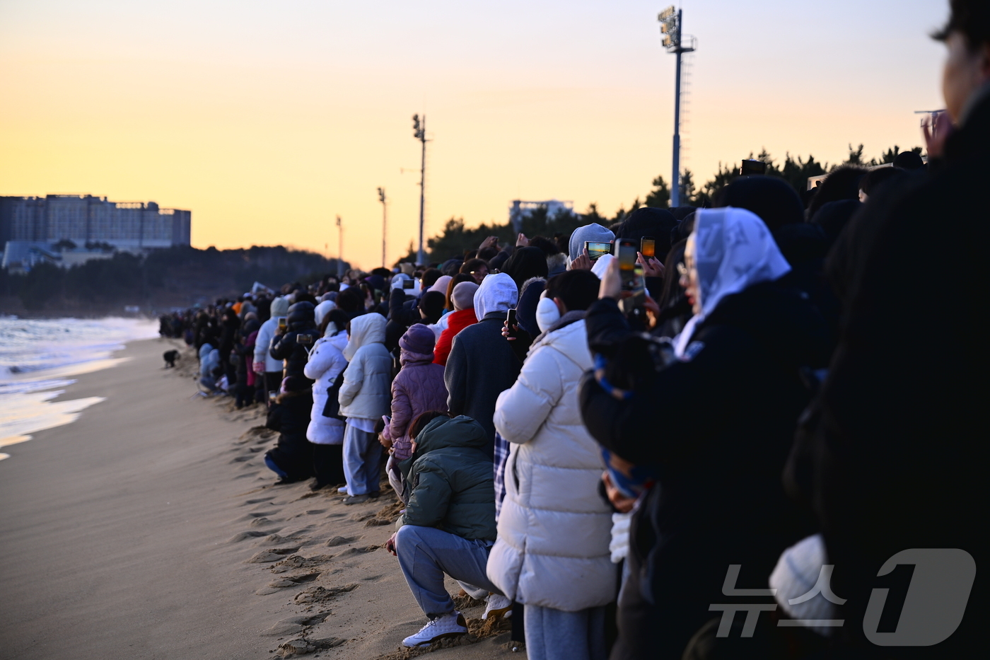 (속초=뉴스1) 윤왕근 기자 = 2026년 병오년(丙午年) 새해 첫날인 1일 강원 속초시 속초해변에 모인 해맞이객들이 스마트폰으로 올해 첫 해를 담고 있다.(속초시 제공, 재판매 …