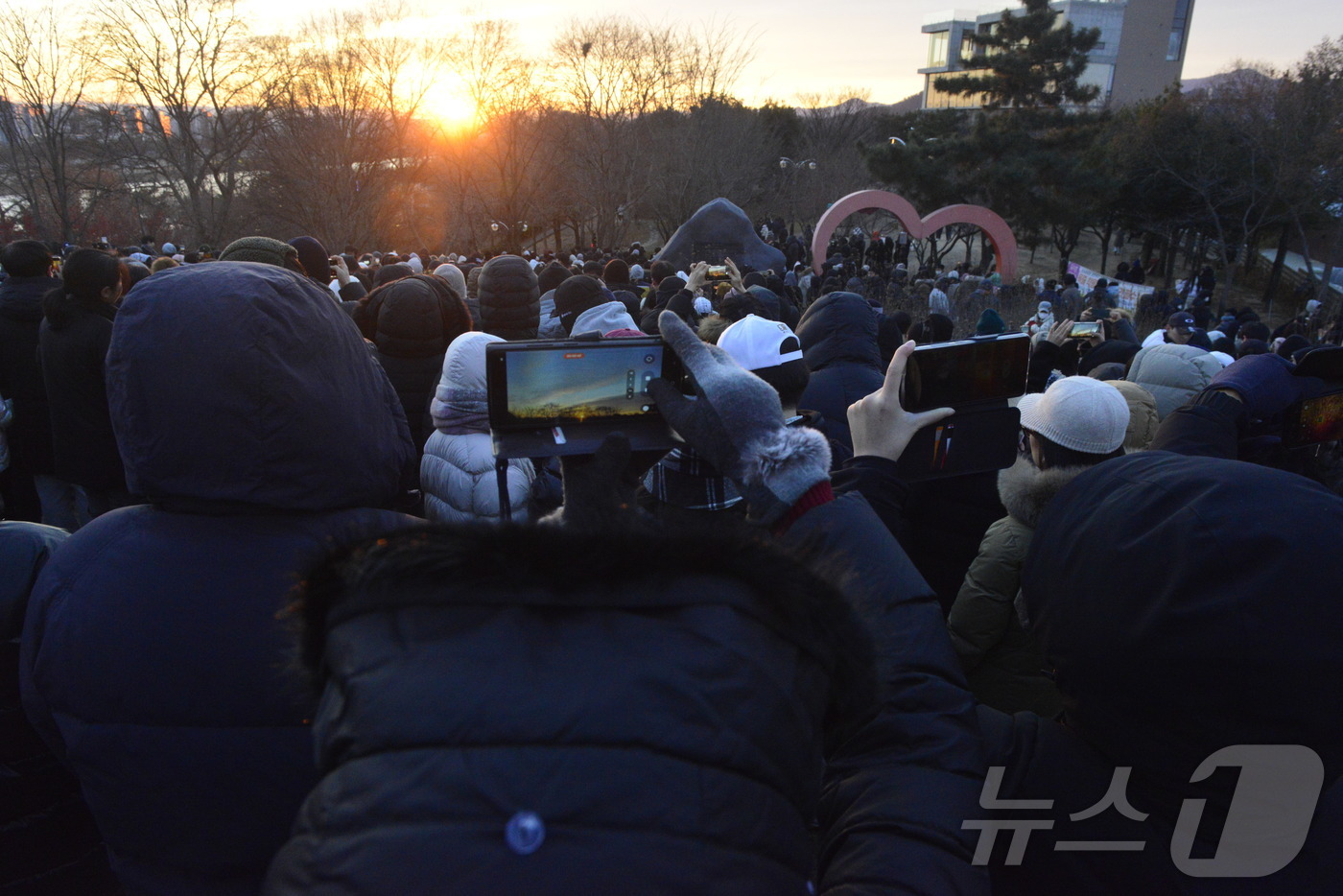 (대구=뉴스1) 이성덕 기자 = 1일 오전 대구 동구 동촌유원지 해맞이공원에 모인 시민들이 병오년 첫 해를 기다리고 있다.2026.1.1/뉴스1