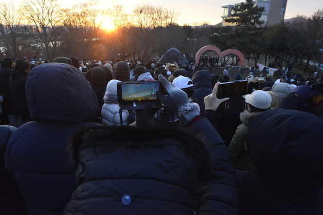 병오년 첫 해를 기다리는 시민들