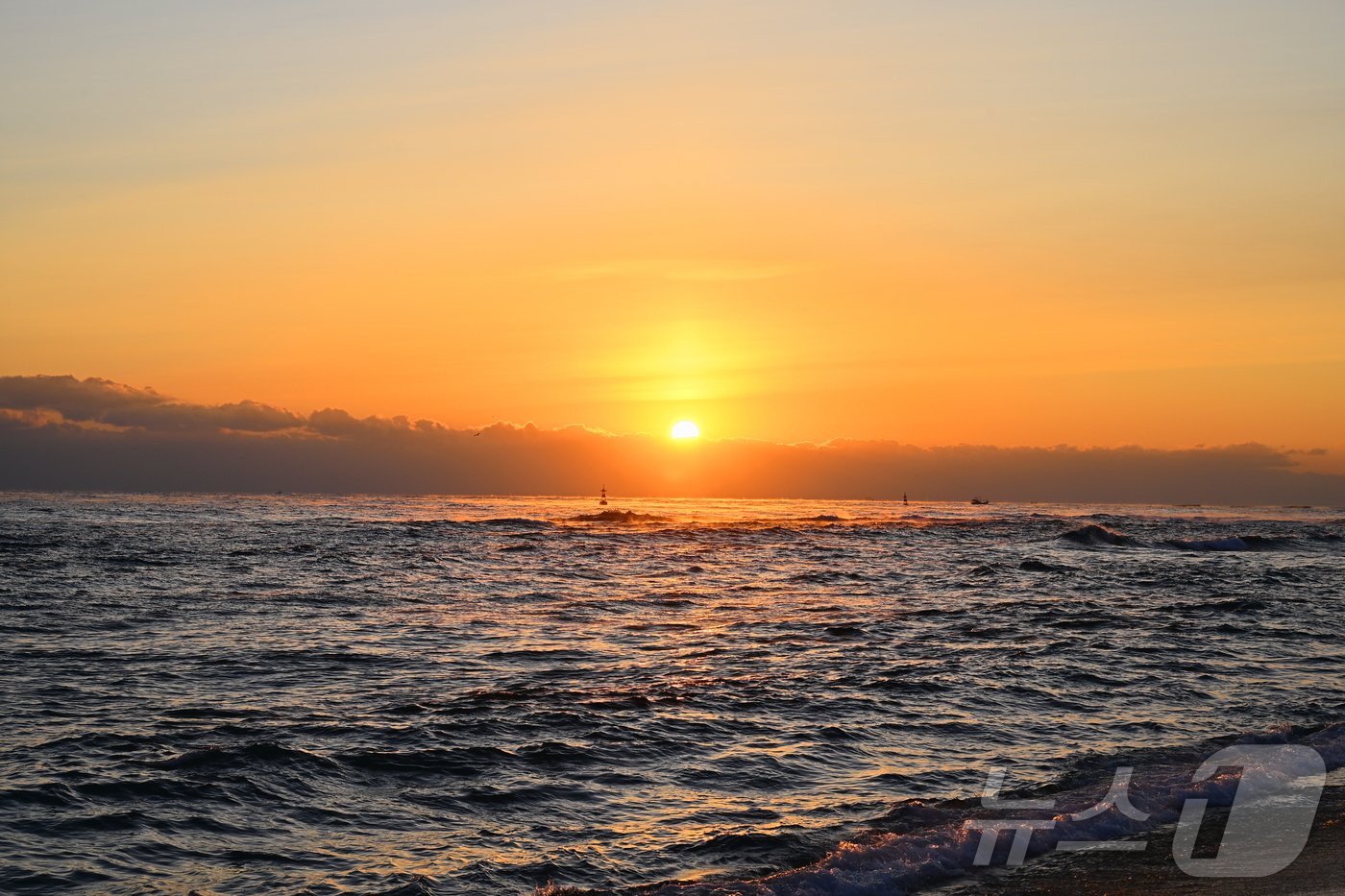 (속초=뉴스1) 윤왕근 기자 = 2026년 병오년(丙午年) 새해 첫날인 1일 강원 속초시 속초해변에 올해 첫 해가 떠오르고 있다.(속초시 제공, 재판매 및 DB 금지) 2026.1 …