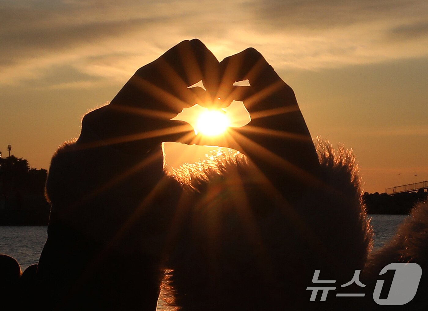 본문 이미지 - 2026년 병오년(丙午年) 새해 첫날인 1일 오전 부산 해운대해수욕장에서 시민들이 새해 첫 해돋이를 감상하고 있다. 2026.1.1/뉴스1 ⓒ News1 윤일지 기자