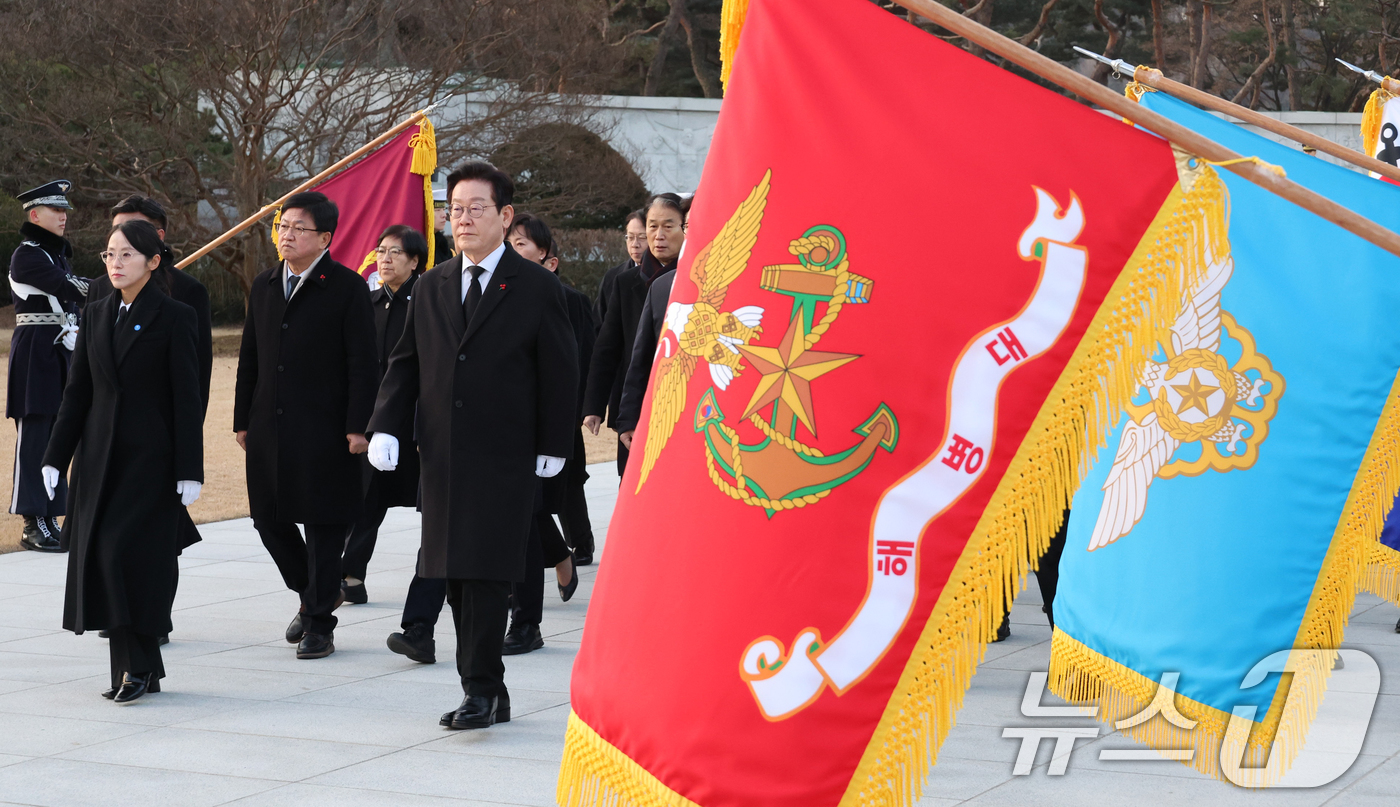 (서울=뉴스1) 이재명 기자 = 이재명 대통령이 새해 첫 날인 1일 서울 동작구 국립서울현충원에서 참배하기 위해 현충탑으로 향하고 있다. (청와대통신사진기자단) 2026.1.1/뉴 …