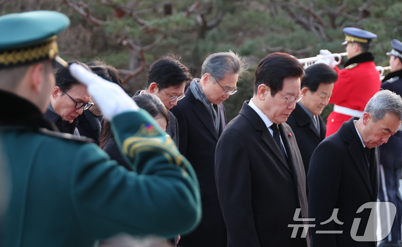 (서울=뉴스1) 이재명 기자 = 이재명 대통령이 새해 첫 날인 1일 서울 동작구 국립서울현충원에서 현충탑에 참배하고 있다. (청와대통신사진기자단) 2026.1.1/뉴스1