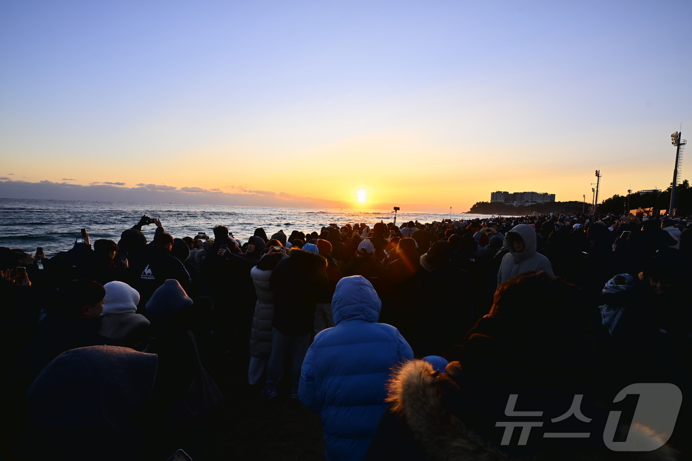 (속초=뉴스1) 윤왕근 기자 = 2026년 병오년(丙午年) 새해 첫날인 1일 강원 속초시 속초해변에 모인 해맞이객들이 스마트폰으로 올해 첫 해를 담고 있다.(속초시 제공, 재판매 …