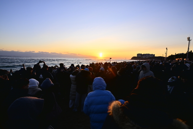 \"붉은 말의 해 뜬다\" 속초해변 해맞이