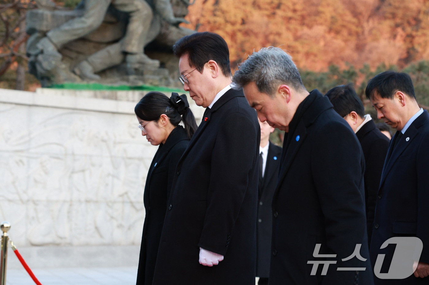 (서울=뉴스1) 이재명 기자 = 이재명 대통령이 새해 첫 날인 1일 서울 동작구 국립서울현충원에서 현충탑에 참배하고 있다. (청와대통신사진기자단) 2026.1.1/뉴스1