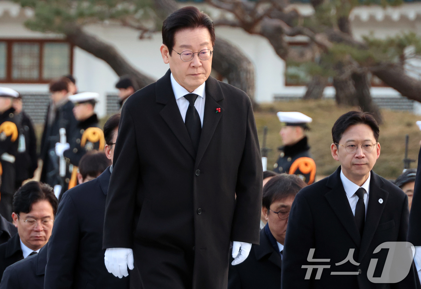 (서울=뉴스1) 이재명 기자 = 이재명 대통령이 새해 첫 날인 1일 서울 동작구 국립서울현충원에서 참배하기 위해 현충탑으로 향하고 있다. (청와대통신사진기자단) 2026.1.1/뉴 …
