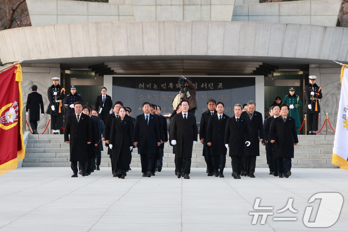 (서울=뉴스1) 이재명 기자 = 이재명 대통령이 새해 첫 날인 1일 서울 동작구 국립서울현충원에서 참배를 마친 후 되돌아 나오고 있다. (청와대통신사진기자단) 2026.1.1/뉴스 …