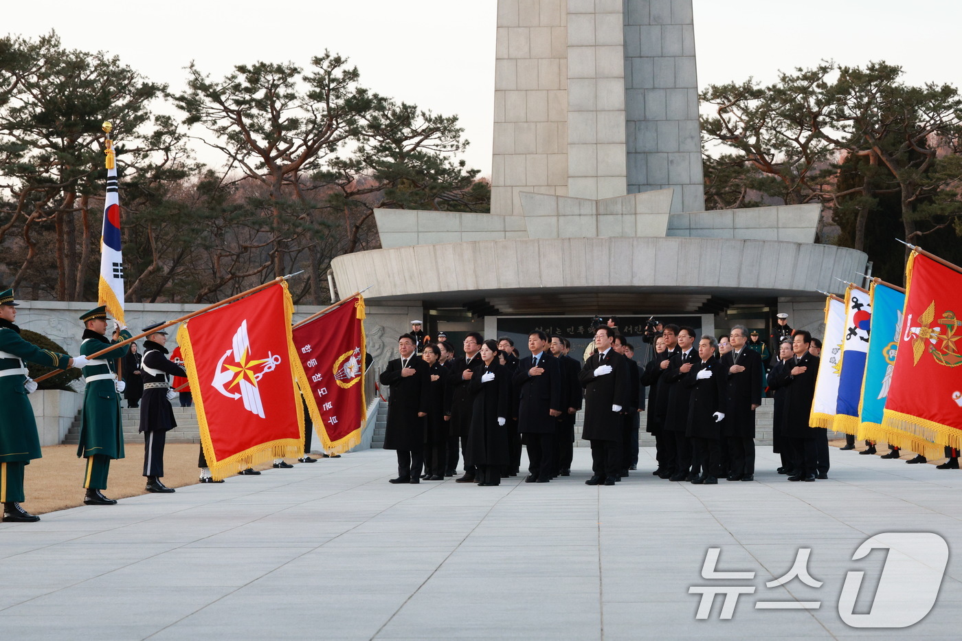 (서울=뉴스1) 이재명 기자 = 이재명 대통령이 새해 첫 날인 1일 서울 동작구 국립서울현충원에서 참배를 마친 후 되돌아 나오고 있다. (청와대통신사진기자단) 2026.1.1/뉴스 …