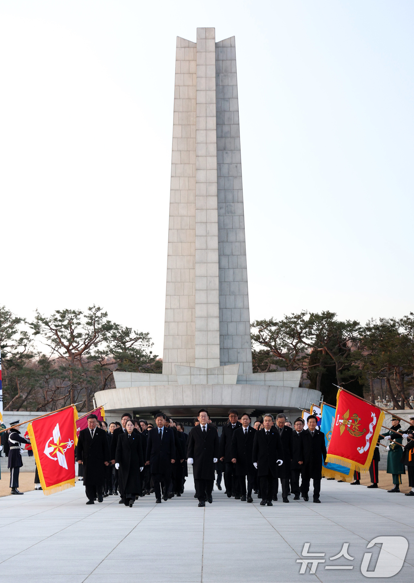 (서울=뉴스1) 이재명 기자 = 이재명 대통령이 새해 첫 날인 1일 서울 동작구 국립서울현충원에서 참배를 마친 후 되돌아 나오고 있다. (청와대통신사진기자단) 2026.1.1/뉴스 …