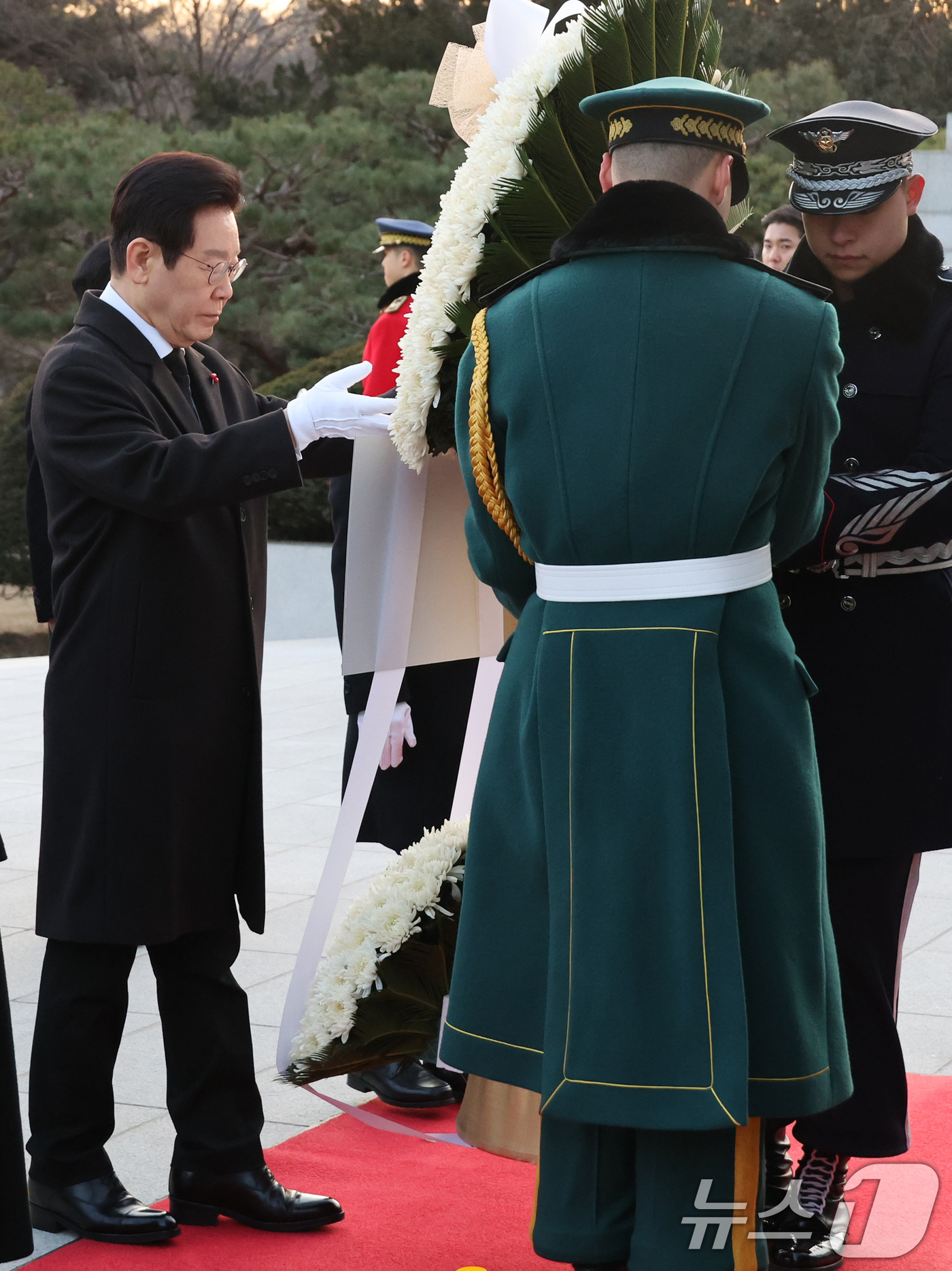 (서울=뉴스1) 이재명 기자 = 이재명 대통령이 새해 첫 날인 1일 서울 동작구 국립서울현충원에서 현충탑에 헌화하고 있다. (청와대통신사진기자단) 2026.1.1/뉴스1