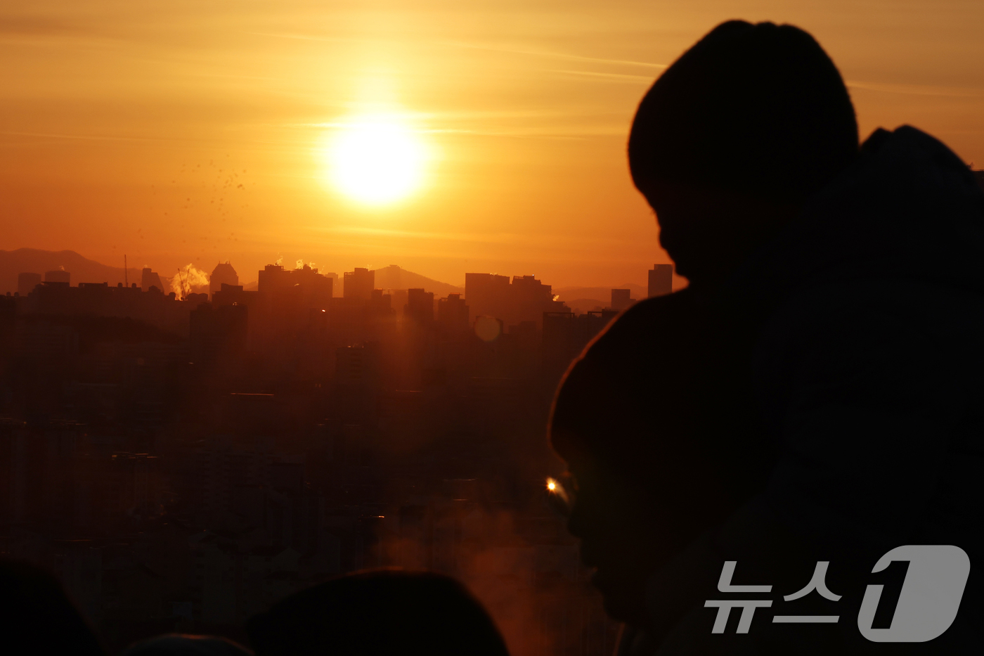 (서울=뉴스1) 황기선 기자 = 2026년 병오년(丙午年) 새해 첫 날인 1일 오전 서울 마포구 하늘공원에서 시민들이 첫 일출을 바라보고 있다.  2026.1.1/뉴스1