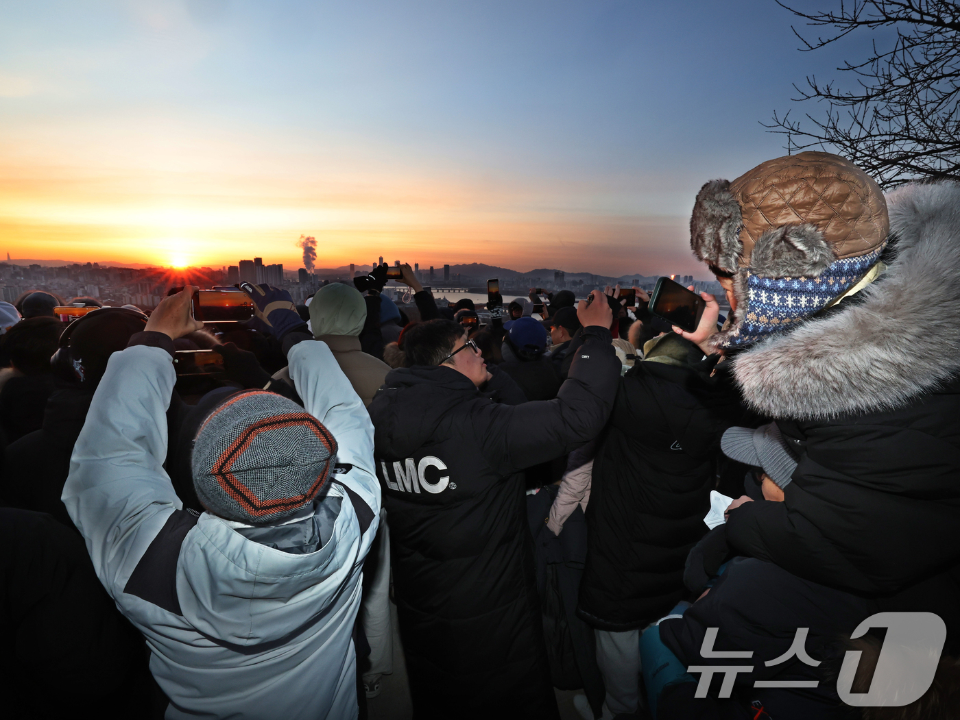 (서울=뉴스1) 황기선 기자 = 2026년 병오년(丙午年) 새해 첫 날인 1일 오전 서울 마포구 하늘공원에서 시민들이 첫 일출을 바라보고 있다.  2026.1.1/뉴스1