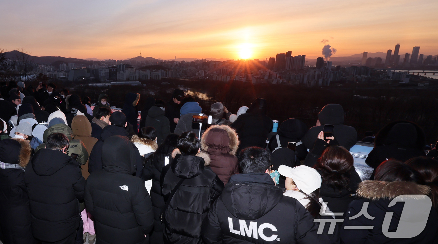 (서울=뉴스1) 황기선 기자 = 2026년 병오년(丙午年) 새해 첫 날인 1일 오전 서울 마포구 하늘공원에서 시민들이 첫 일출을 바라보고 있다.  2026.1.1/뉴스1