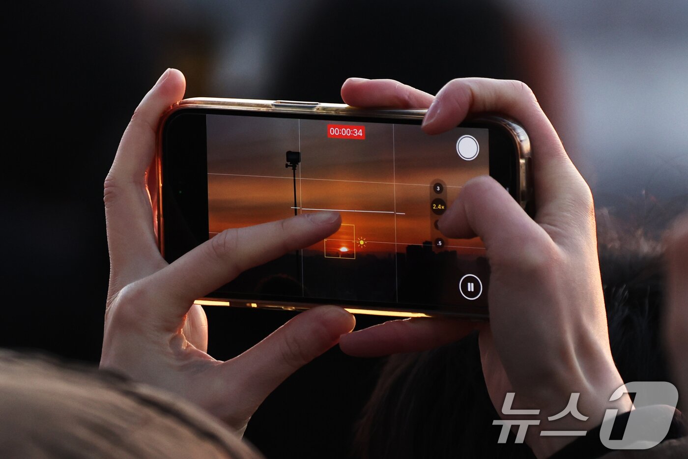 본문 이미지 - 2026년 병오년(丙午年) 새해 첫 날인 1일 오전 서울 마포구 하늘공원에서 시민들이 첫 일출을 촬영하고 있다. 2026.1.1/뉴스1 ⓒ News1 황기선 기자